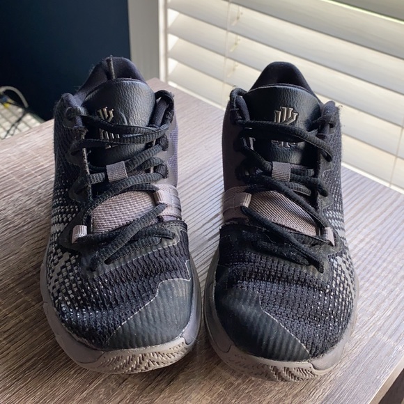 Nike Kyrie Flytrap boys low top sneakers - Picture 2 of 4